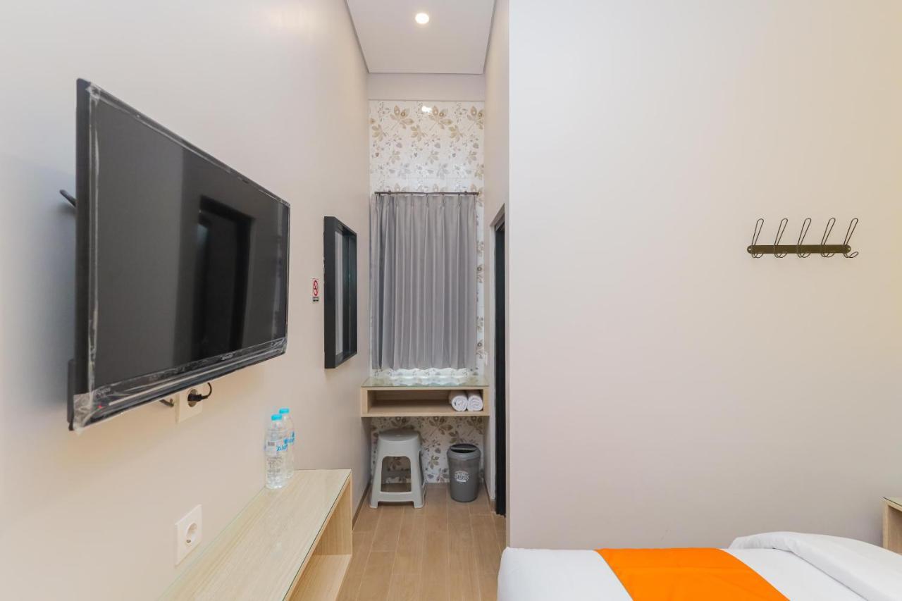 Sans Hotel Clover Ace Surabaya By Reddoorz Exterior foto